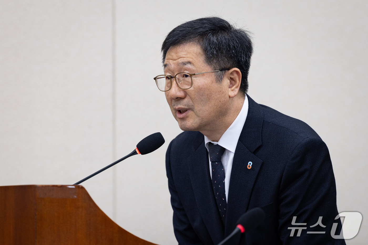 (서울=뉴스1) 유승관 기자 = 윤수현 한국소비자원장이 21일 서울 여의도 국회에서 열린 정무위원회의 국가보훈부, 국무조정실 등에 대한 국정감사 종합감사에 출석해 의원 질의에 답하 …