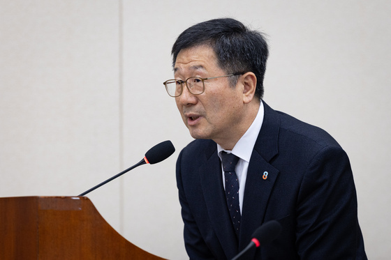 [국감] 의원 질의 답하는 윤수현 한국소비자원장