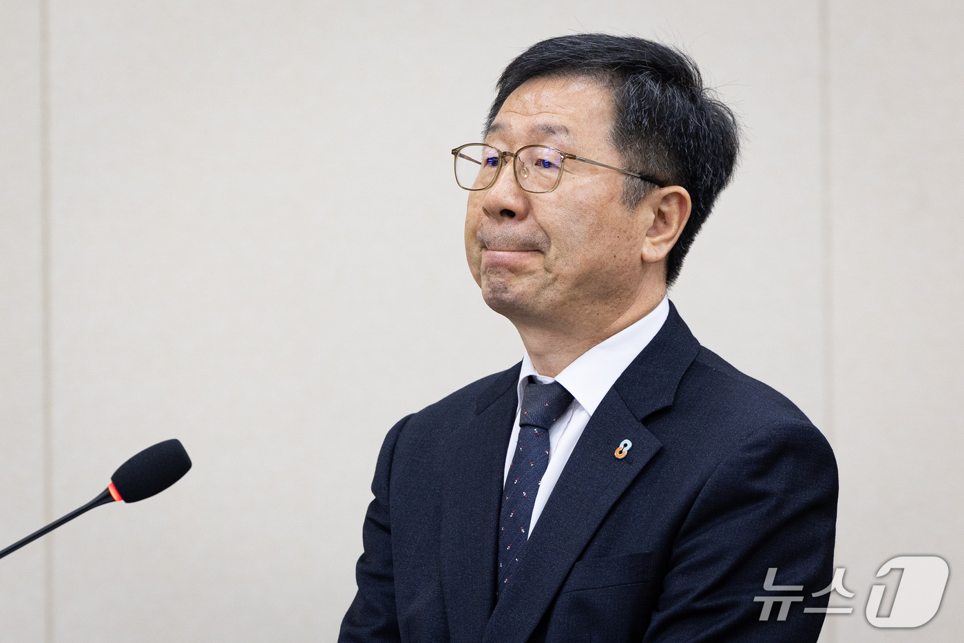 (서울=뉴스1) 유승관 기자 = 윤수현 한국소비자원장이 21일 서울 여의도 국회에서 열린 정무위원회의 국가보훈부, 국무조정실 등에 대한 국정감사 종합감사에 출석해 의원 질의를 듣고 …