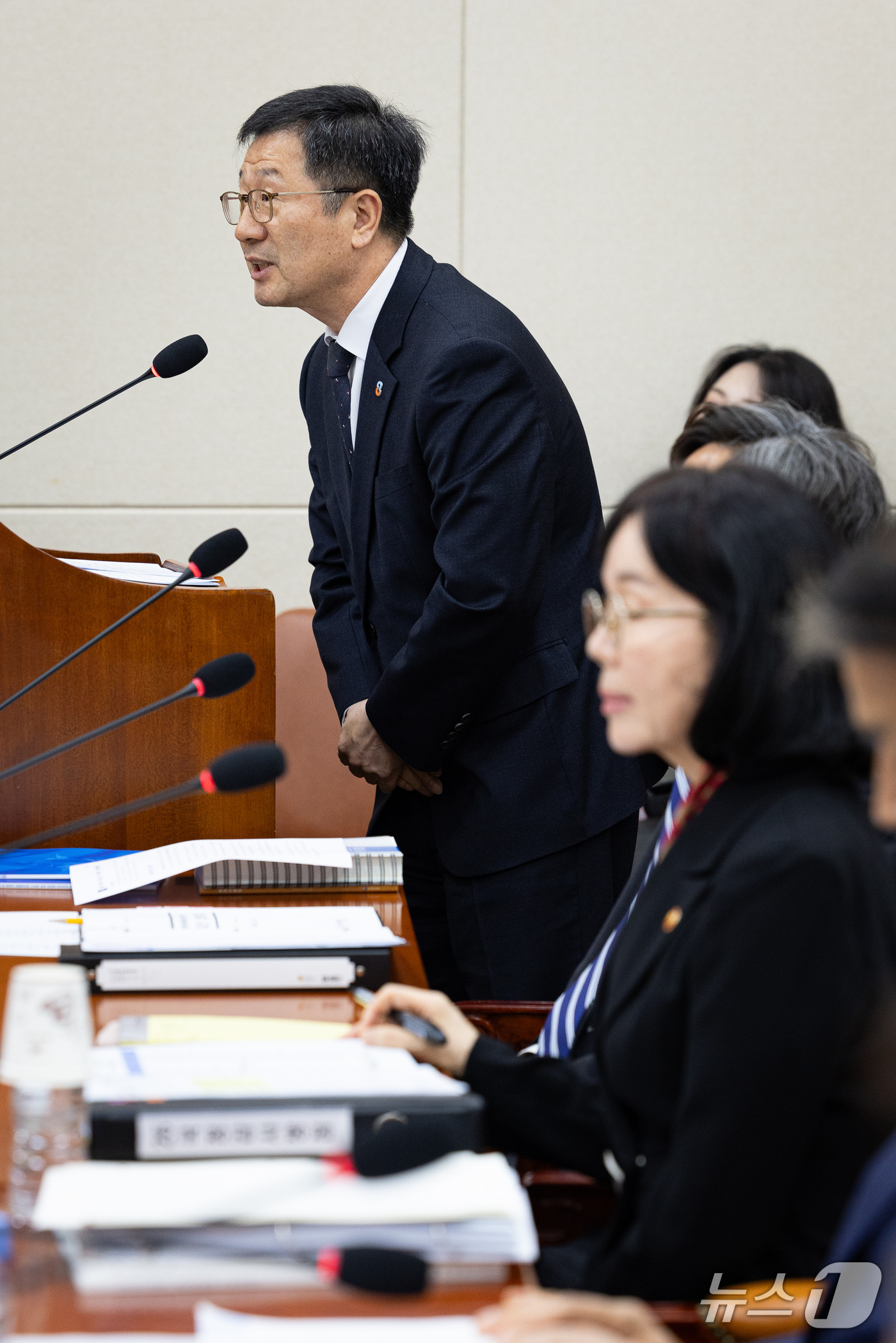 (서울=뉴스1) 유승관 기자 = 윤수현 한국소비자원장이 21일 서울 여의도 국회에서 열린 정무위원회의 국가보훈부, 국무조정실 등에 대한 국정감사 종합감사에 출석해 의원 질의에 답하 …