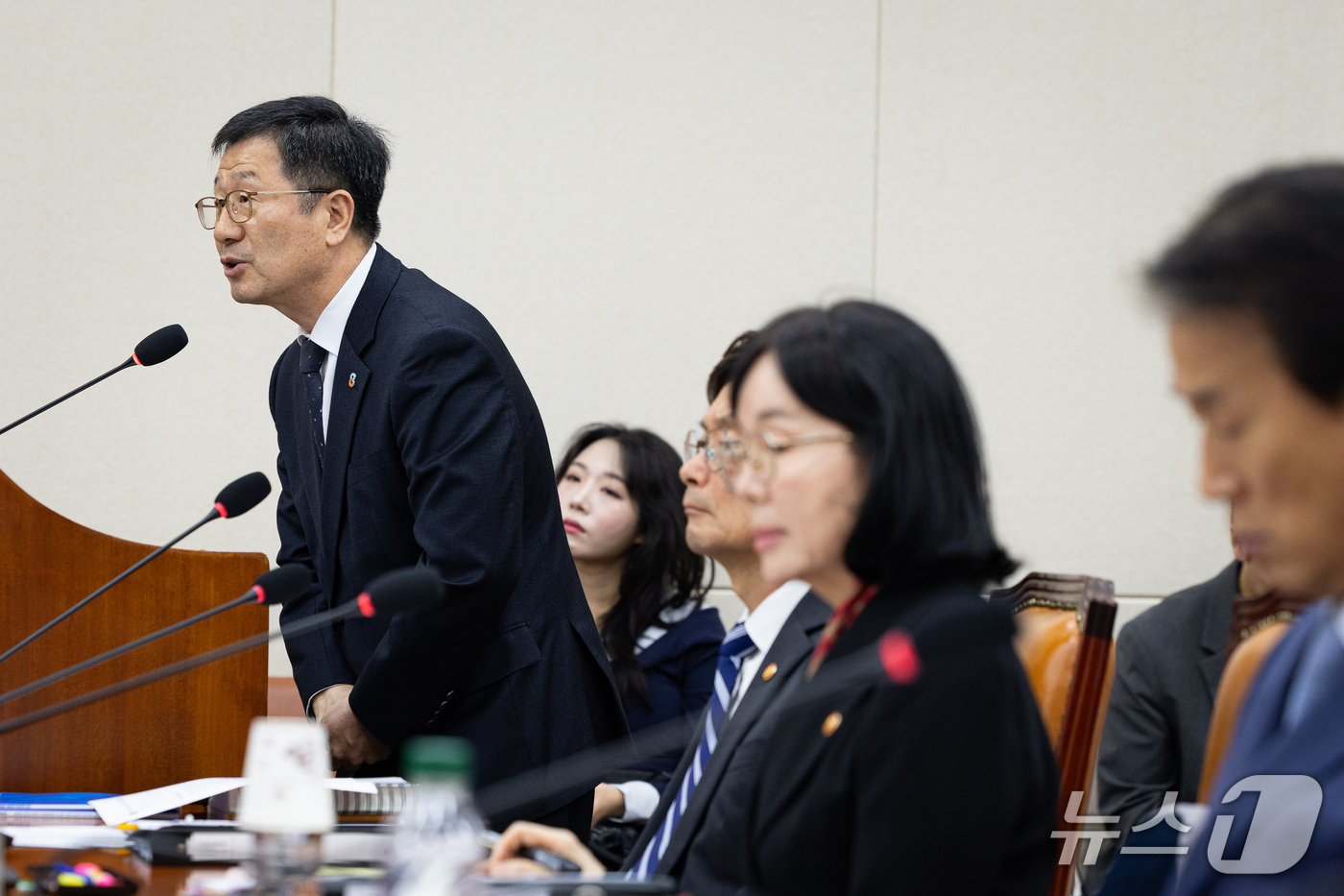(서울=뉴스1) 유승관 기자 = 윤수현 한국소비자원장이 21일 서울 여의도 국회에서 열린 정무위원회의 국가보훈부, 국무조정실 등에 대한 국정감사 종합감사에 출석해 의원 질의에 답하 …