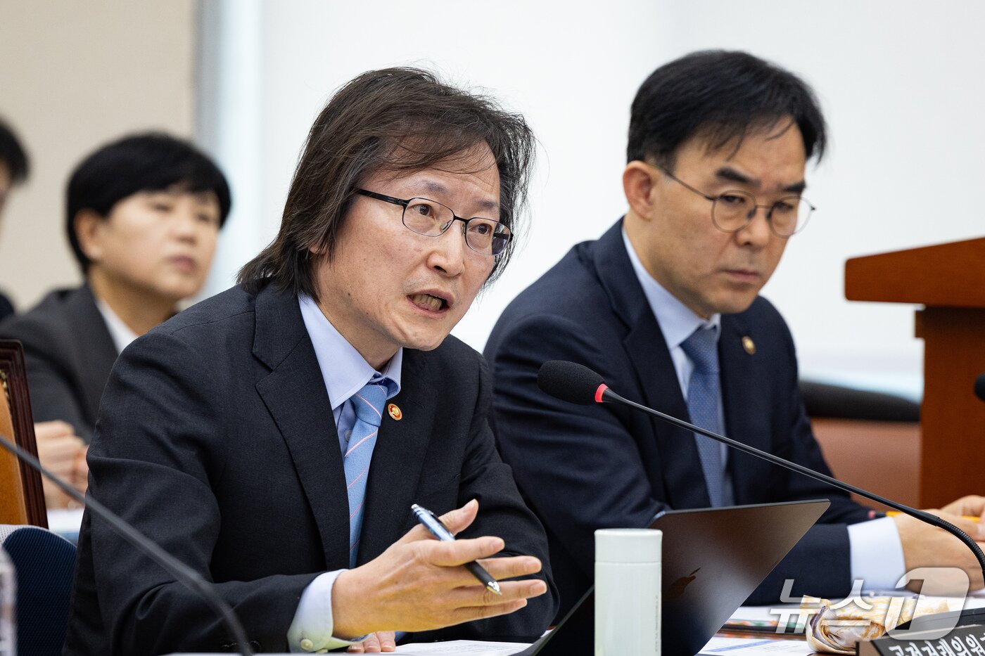 본문 이미지 - 주병기 공정거래위원장이 지난 21일 서울 여의도 국회에서 열린 정무위원회의 국가보훈부, 국무조정실 등에 대한 국정감사 종합감사에 출석해 의원 질의에 답하고 있다. 2026.10.21 ⓒ 뉴스1 유승관 기자