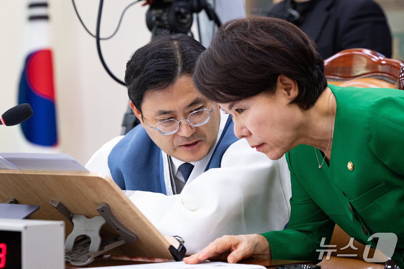 본문 이미지 - 국회 문화체육관광위원회 더불어민주당 이정문(왼쪽), 국민의힘 조은희 간사가 21일 서울 여의도 국회에서 열린 문화체육관광위원회의 대한체육회 등에 대한 국정감사에서 대화하고 있다. 2026.10.21 ⓒ 뉴스1 유승관 기자