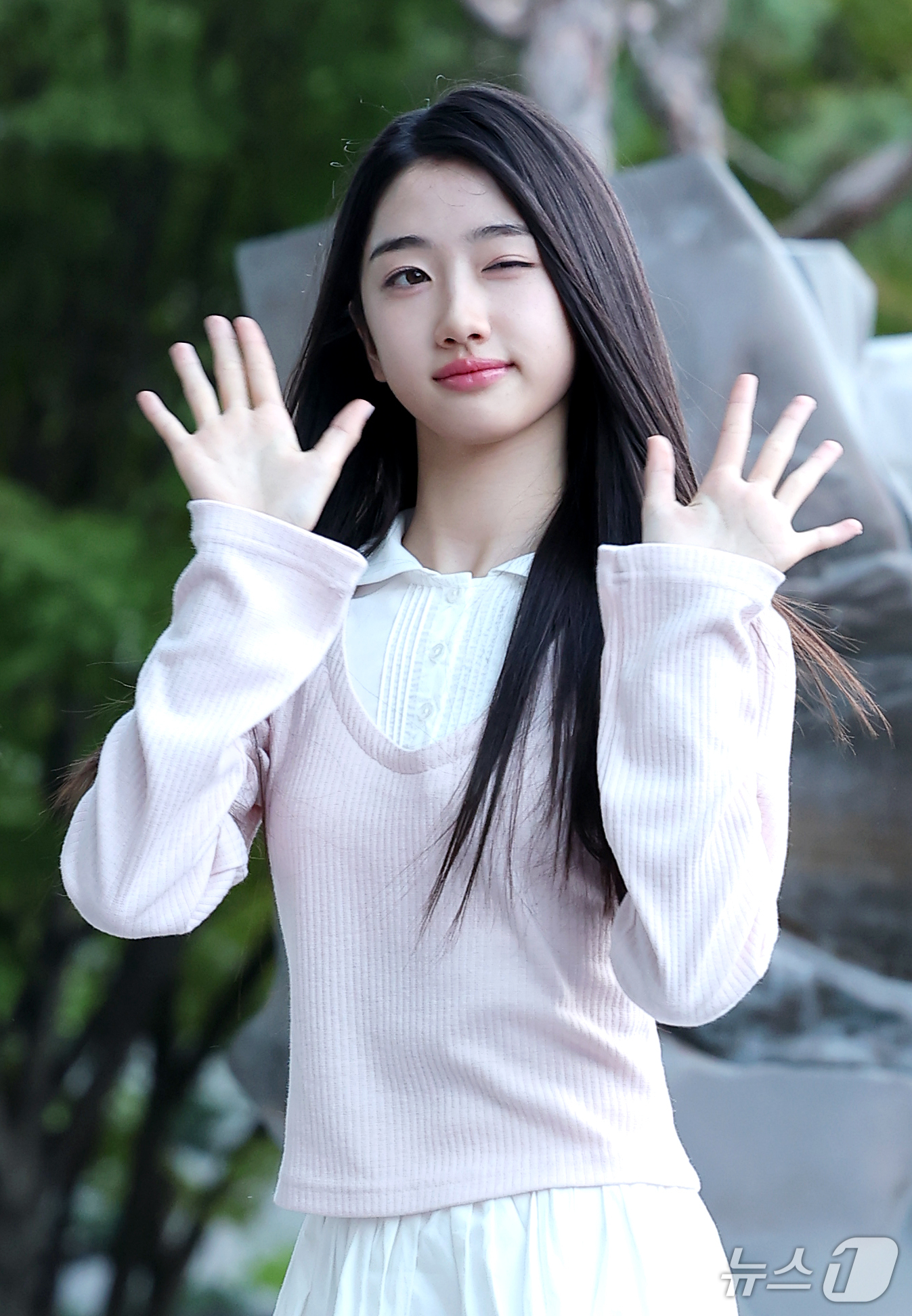 (서울=뉴스1) 권현진 기자 = A2O LITE(에이투오 라이트) 아윤이 FM4U '정오의 희망곡 김신영입니다' 생방송 출연을 위해 21일 서울 마포구 상암 MBC에 도착해 인사를 …