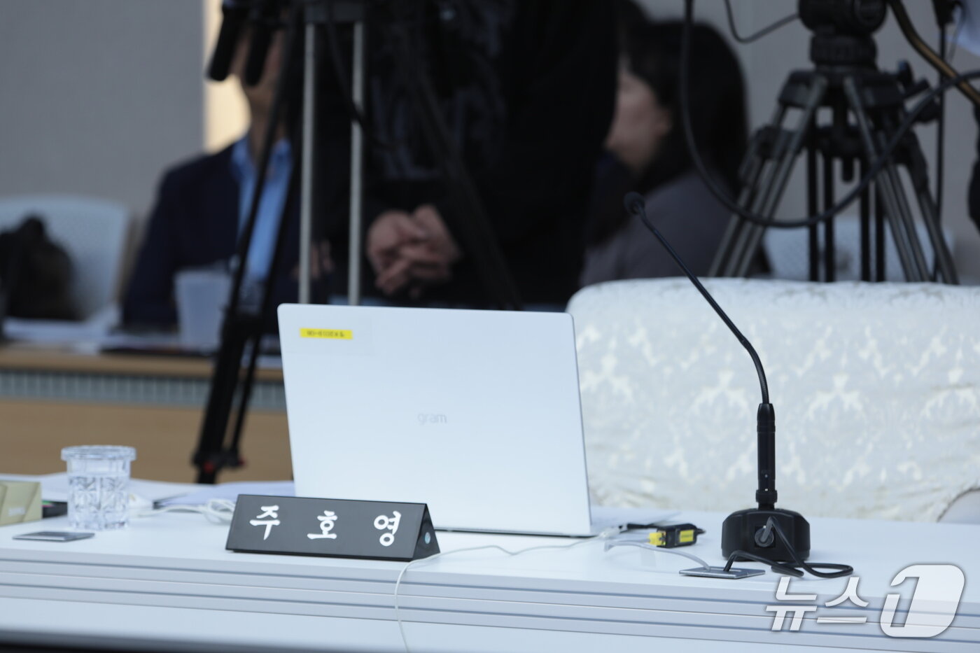 본문 이미지 - 울산시 국정감사가 21일 울산시청 대회의실에서 열린 가운데 주호영 국민의힘 의원(대구 수성구갑)이 퇴장해 빈 자리만 놓여 있다. 2026.10.21 ⓒ 뉴스1 김세은 기자