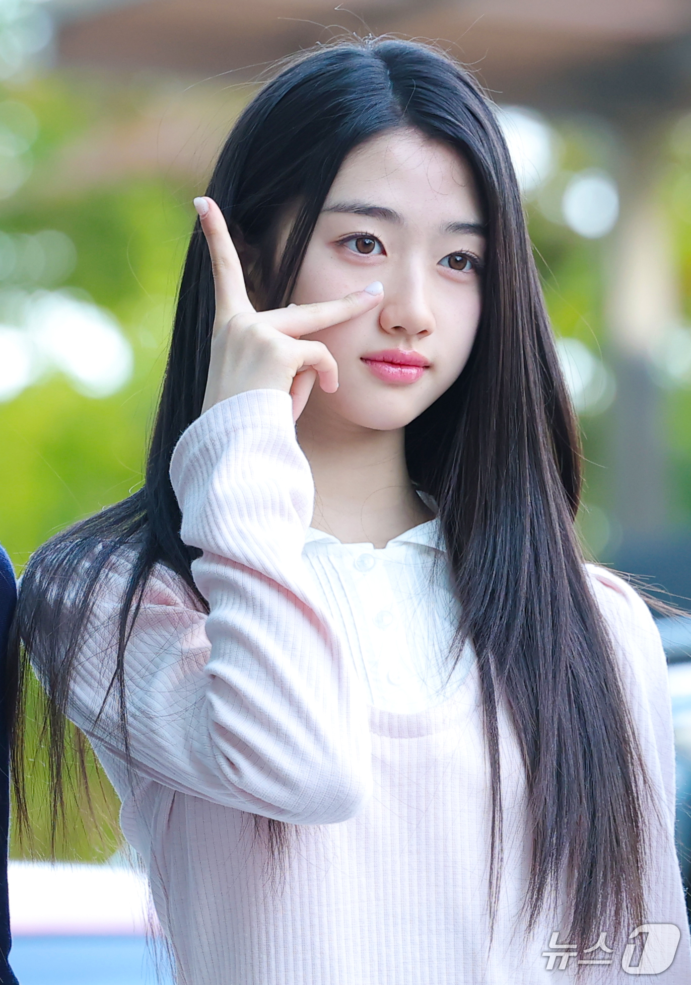 (서울=뉴스1) 권현진 기자 = A2O LITE(에이투오 라이트) 아윤이 FM4U '정오의 희망곡 김신영입니다' 생방송 출연을 위해 21일 서울 마포구 상암 MBC에 도착해 인사를 …