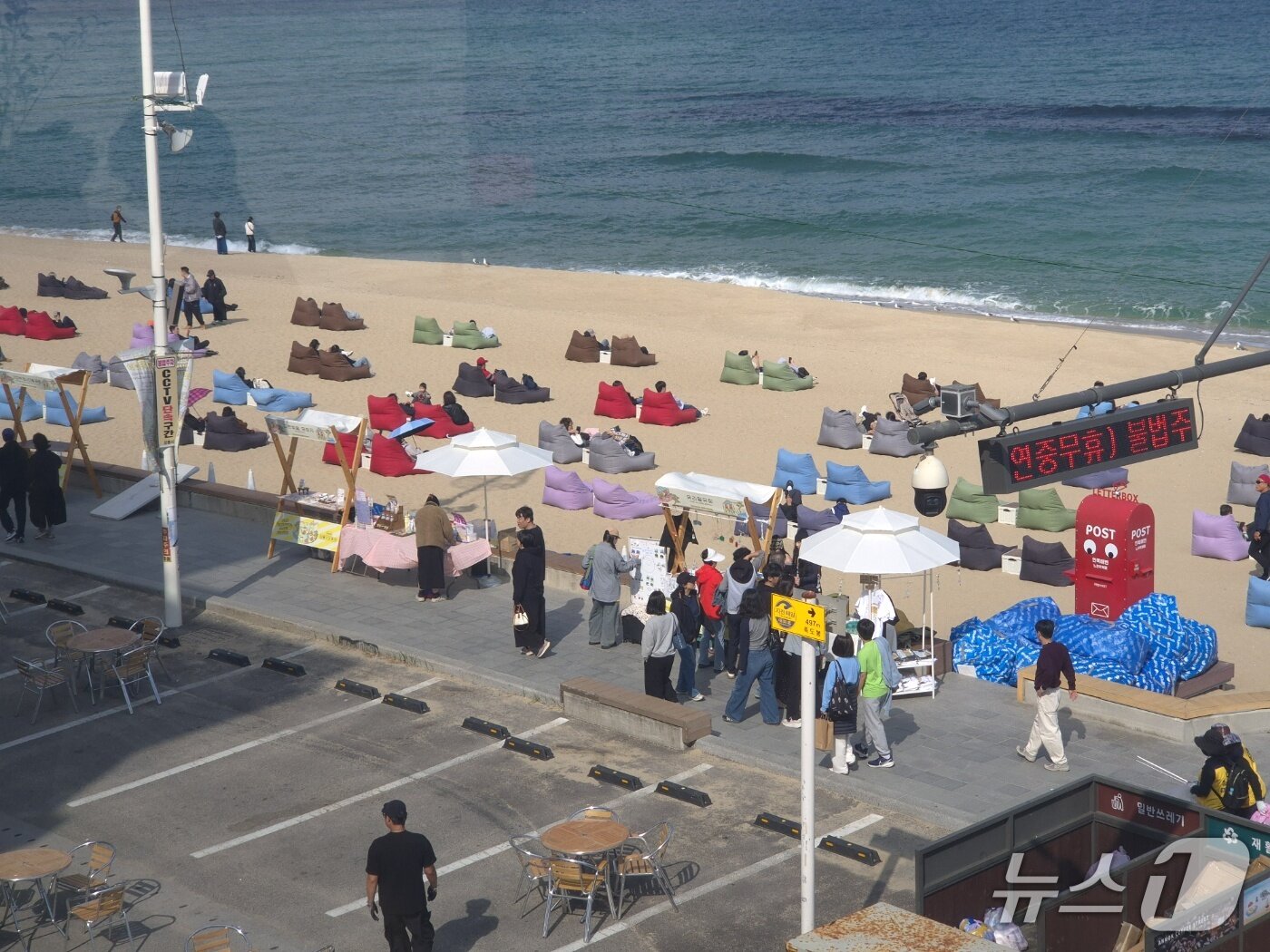 본문 이미지 - 21일 강원 강릉시 안목해변에 제18회 강릉커피축제를 맞아 야외 테이블이 설치돼 있다.2026.10.21 ⓒ 뉴스1 윤왕근 기자