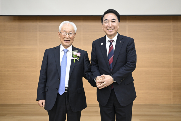 "취약계층 100명에 100만원씩"…만희복지재단, 충남도에 1억 전달