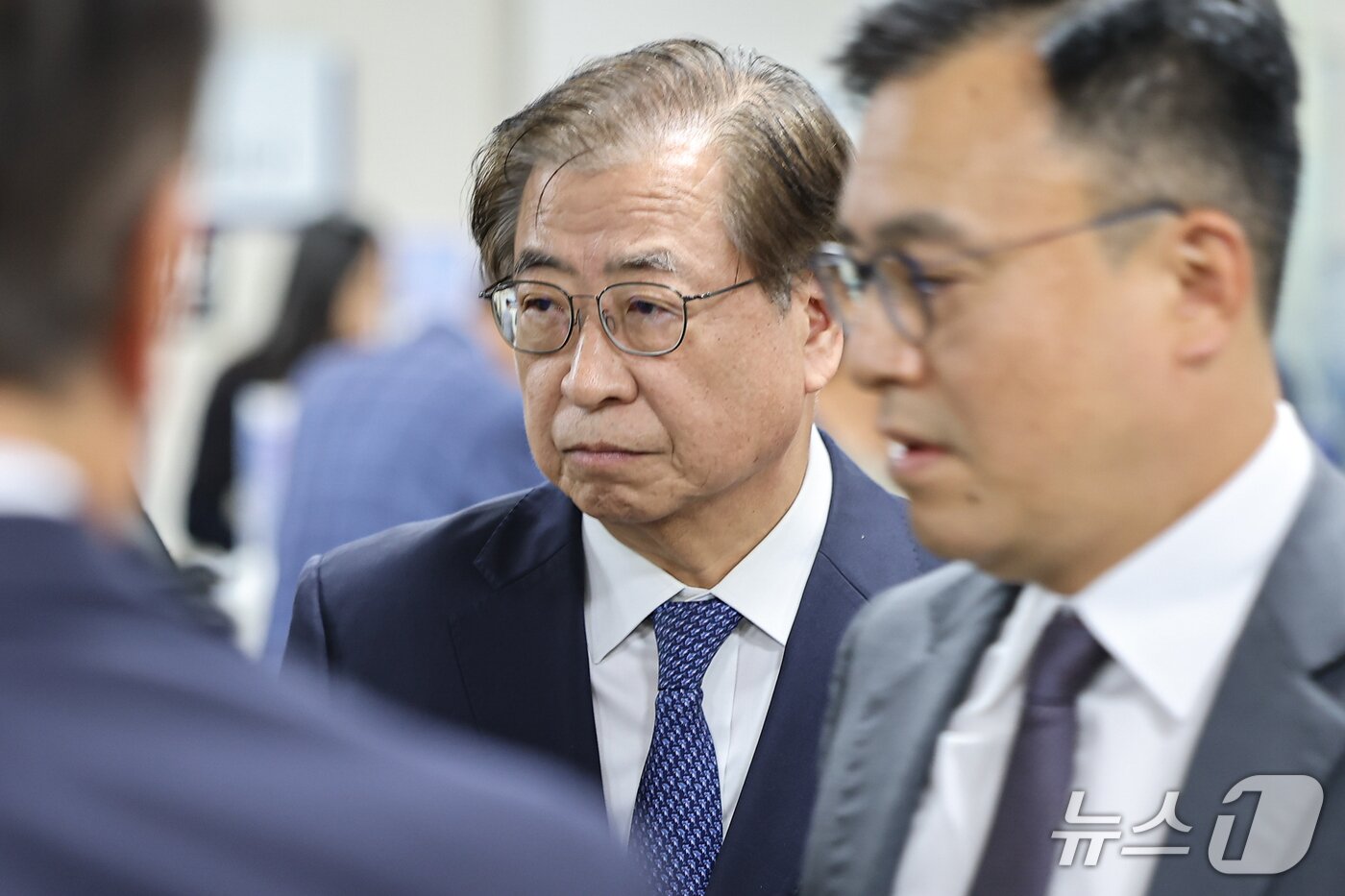 본문 이미지 - '탈북 어민 강제 북송' 혐의로 기소된 서훈 전 국가정보원장이 21일 오후 서울 서초구 서울고등법원에서 열린 국가정보원법 위반 항소심 선고 공판에 출석하고 있다. 2026.10.21 ⓒ 뉴스1 김도우 기자