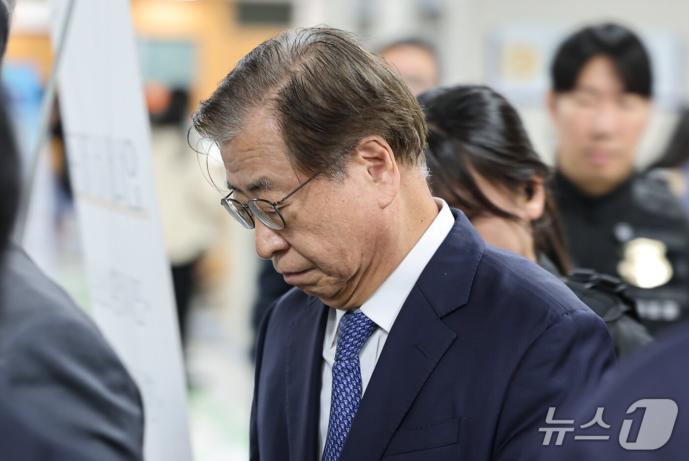 본문 이미지 - '탈북 어민 강제 북송' 혐의로 기소된 서훈 전 국가정보원장이 21일 오후 서울 서초구 서울고등법원에서 열린 국가정보원법 위반 항소심 선고 공판에 출석하고 있다. 2026.10.21 ⓒ 뉴스1 김도우 기자