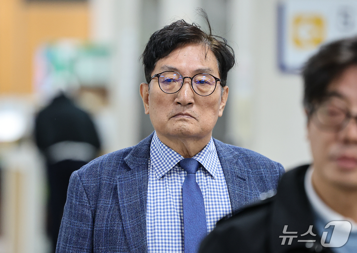 (서울=뉴스1) 김도우 기자 = '탈북 어민 강제 북송' 혐의로 기소된 노영민 전 대통령 비서실장이 21일 오후 서울 서초구 서울고등법원에서 열린 국가정보원법 위반 항소심 선고 공 …