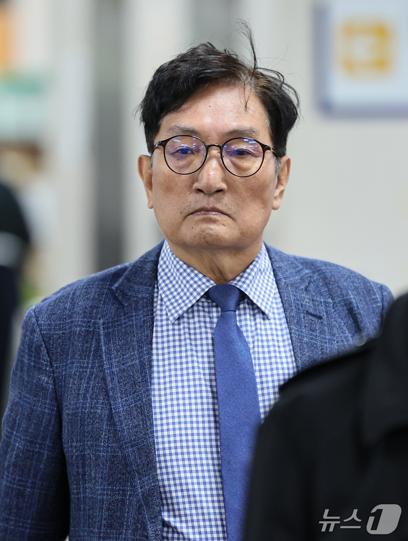 (서울=뉴스1) 김도우 기자 = '탈북 어민 강제 북송' 혐의로 기소된 노영민 전 대통령 비서실장이 21일 오후 서울 서초구 서울고등법원에서 열린 국가정보원법 위반 항소심 선고 공 …