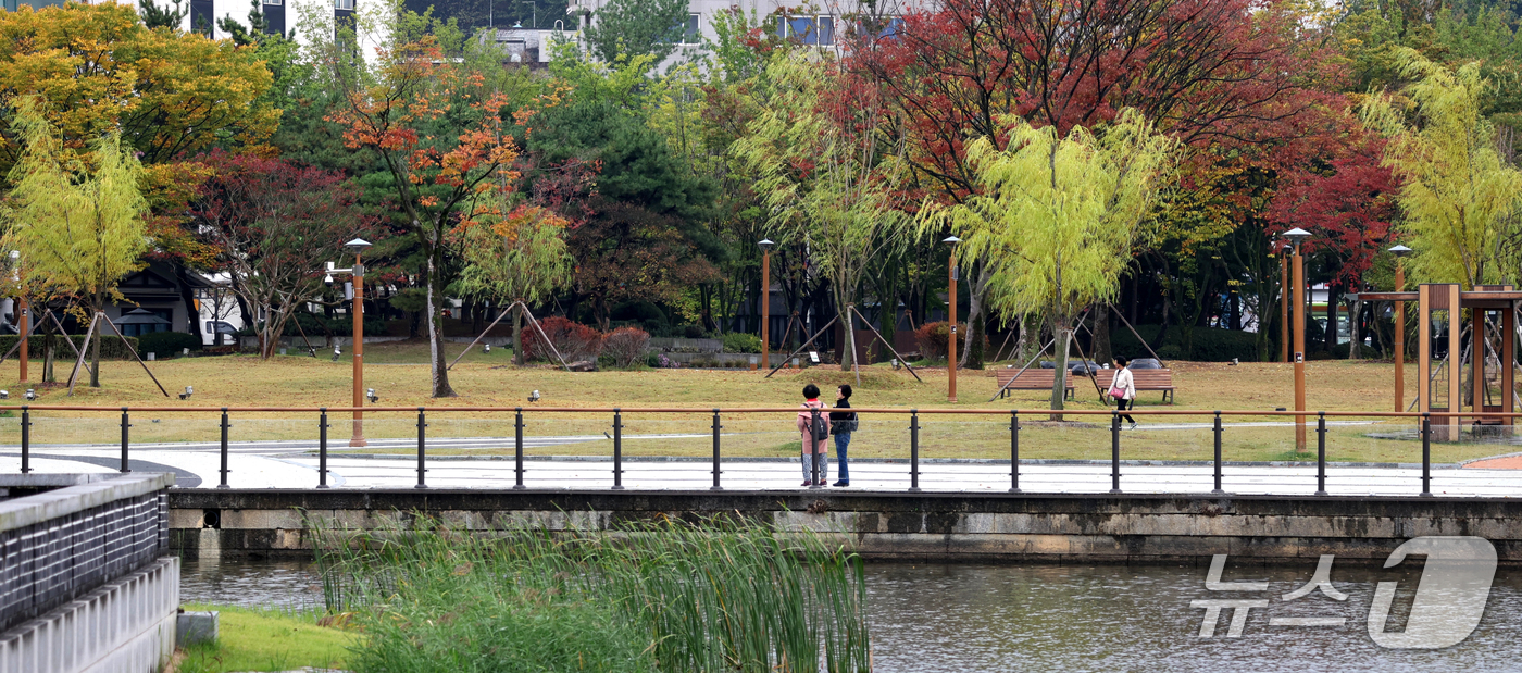 (전주=뉴스1) 유경석 기자 = 쌀쌀한 가을 날씨를 보인 21일 전북 전주시 덕진공원의 나무들이 가을색으로 물들고 있다. 2026.10.21/뉴스1