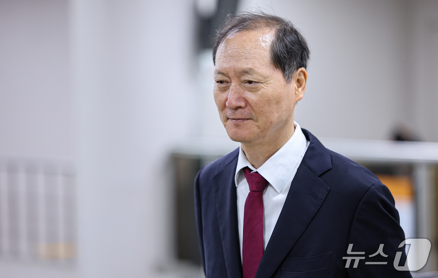 (서울=뉴스1) 김도우 기자 = 이완규 전 법제처장이 21일 서울 서초구 서울고등법원에서 열린 국회증언감정법 위반 혐의 2심 선고 공판에 출석하고 있다.이 전 처장은 국회 법제사법 …