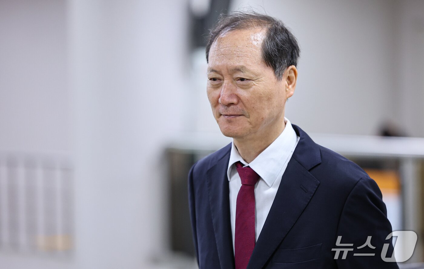 본문 이미지 - 이완규 전 법제처장이 21일 서울 서초구 서울고등법원에서 열린 국회증언감정법 위반 혐의 2심 선고 공판에 출석하고 있다. 이 전 처장은 국회 법제사법위원회에서 안가 회동을 "친목 모임＂이라고 진술해 위증한 혐의를 받는다. 2026.10.21 ⓒ 뉴스1 김도우 기자