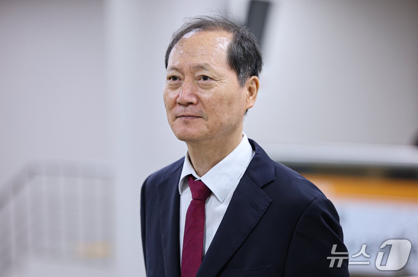 본문 이미지 - 이완규 전 법제처장이 21일 서울 서초구 서울고등법원에서 열린 국회증언감정법 위반 혐의 2심 선고 공판에 출석하고 있다. 이 전 처장은 국회 법제사법위원회에서 안가 회동을 "친목 모임＂이라고 진술해 위증한 혐의를 받는다. 2026.10.21 ⓒ 뉴스1 김도우 기자