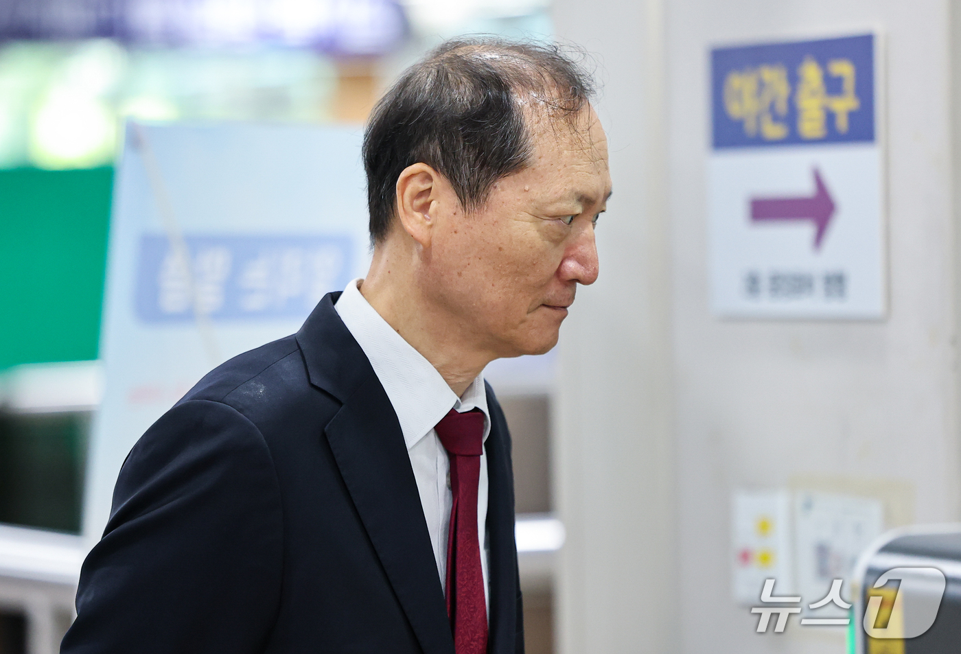 (서울=뉴스1) 김도우 기자 = 이완규 전 법제처장이 21일 서울 서초구 서울고등법원에서 열린 국회증언감정법 위반 혐의 2심 선고 공판에 출석하고 있다.이 전 처장은 국회 법제사법 …