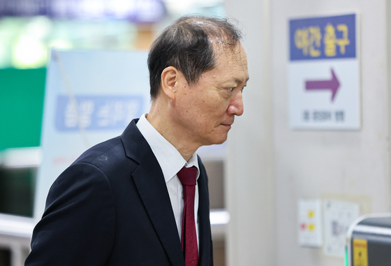 법정 향하는 이완규 전 법제처장