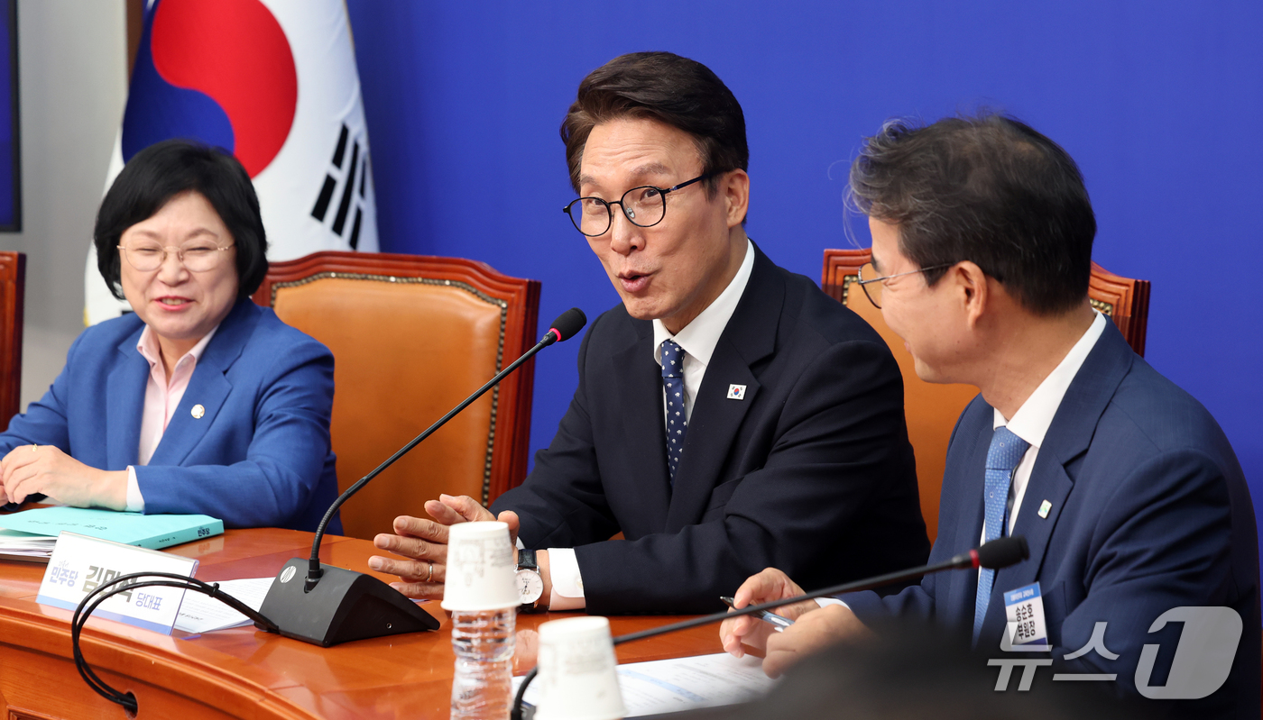 (서울=뉴스1) 황기선 기자 = 김민석 더불어민주당 대표가 21일 오후 서울 여의도 국회에서 열린 교육연수원 발대식 및 제1차 회의에서 인사말을 하고 있다.  2026.10.21/ …