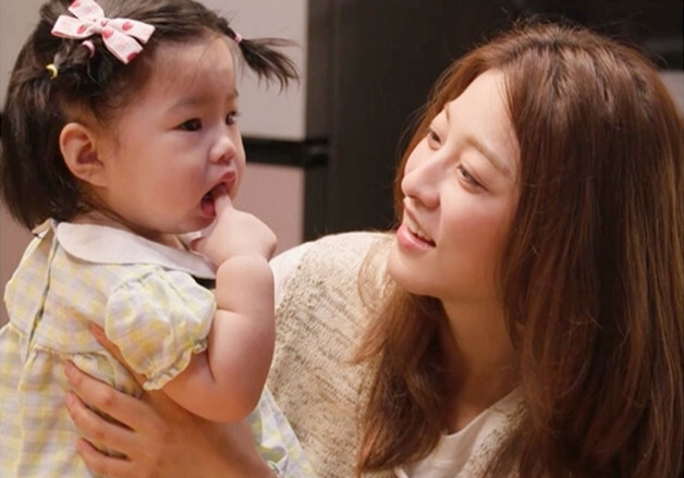 한고은도 푹 빠졌다…박세영 14개월 딸 나엘에 용돈 선물까지