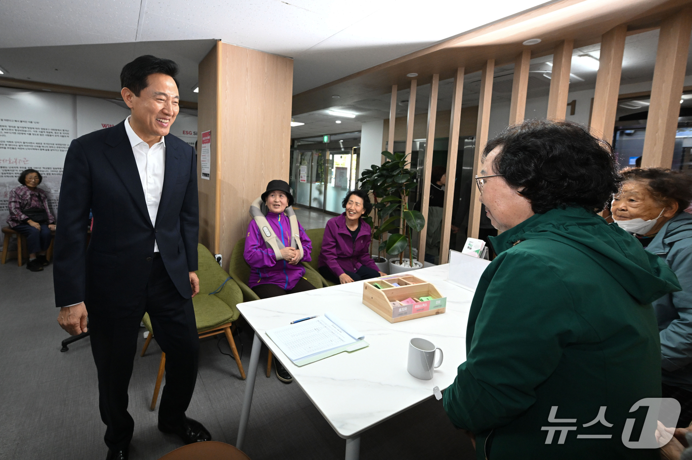 (서울=뉴스1) 김명섭 기자 = 오세훈 서울시장이 21일 서울 관악구 관악건강돌봄이음센터에서 열린 서울시 통합돌봄 관계자 현장 간담회에 앞서 시설 이용 어르신과 인사를 나누고 있다 …