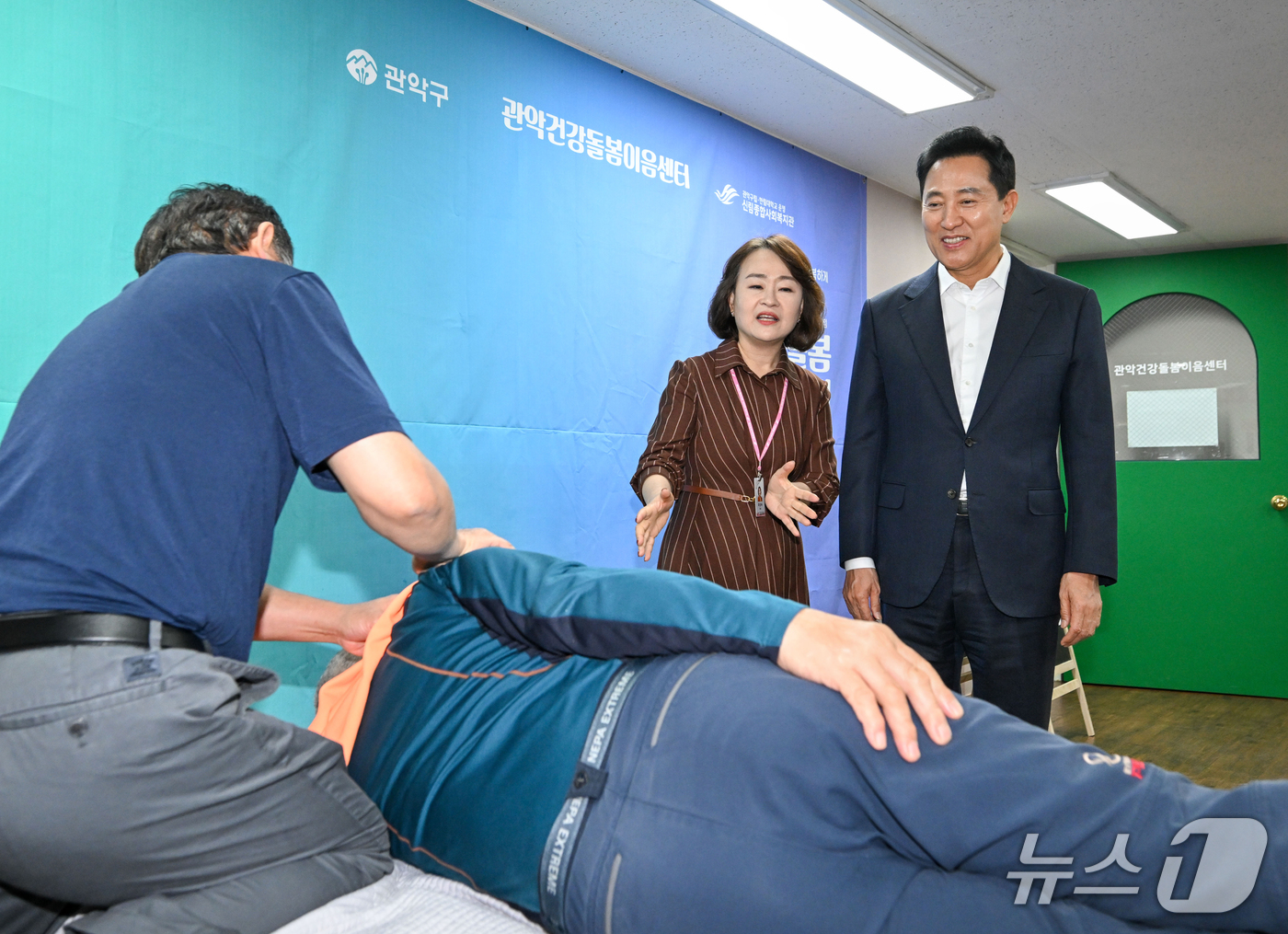 (서울=뉴스1) 김명섭 기자 = 오세훈 서울시장이 21일 서울 관악구 관악건강돌봄이음센터에서 열린 서울시 통합돌봄 관계자 현장 간담회에 앞서 어르신 건강채움 안마서비스를 둘러보고 …