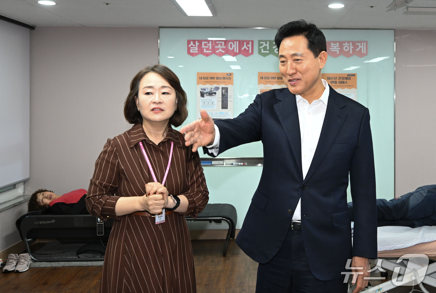 (서울=뉴스1) 김명섭 기자 = 오세훈 서울시장이 21일 서울 관악구 관악건강돌봄이음센터에서 열린 서울시 통합돌봄 관계자 현장 간담회에 앞서 시설을 둘러보고 있다. (공동취재) 2 …