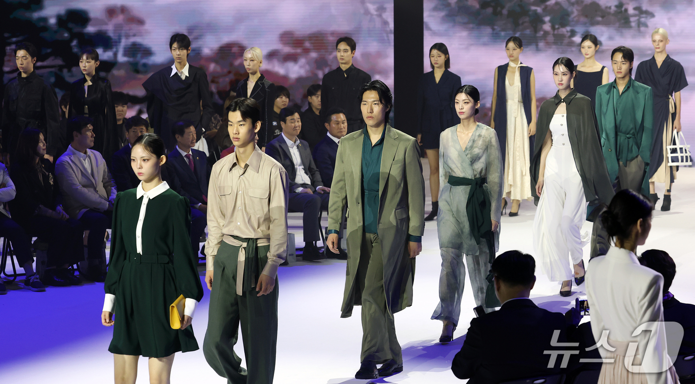 (대구=뉴스1) 공정식 기자 = 21일 대구 북구 패션디자인개발지원센터에서 '2026 대구컬렉션' 개막 축하 패션쇼가 열리고 있다. 2026.10.21/뉴스1