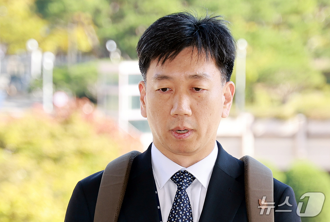 (과천=뉴스1) 이호윤 기자 = 김현우 전 수원지검 형사6부장이 21일 경기 과천 정부과천종합청사 법무부 차관 회의실에서 열리는 징계위원회에 출석하기 전 취재진 질문에 답하고 있다 …