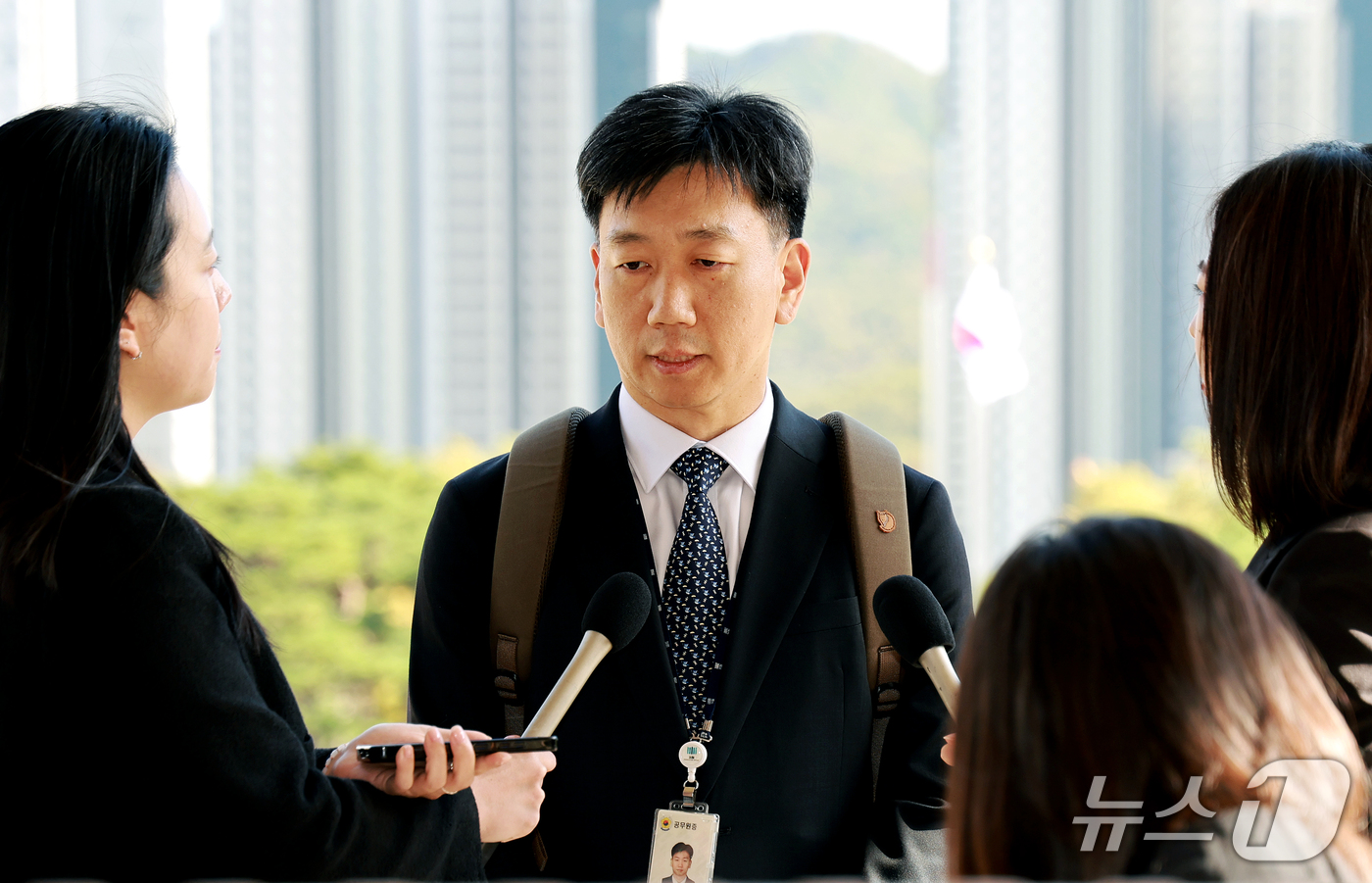 (과천=뉴스1) 이호윤 기자 = 김현우 전 수원지검 형사6부장이 21일 경기 과천 정부과천종합청사 법무부 차관 회의실에서 열리는 징계위원회에 출석하기 전 취재진 질문에 답하고 있다 …