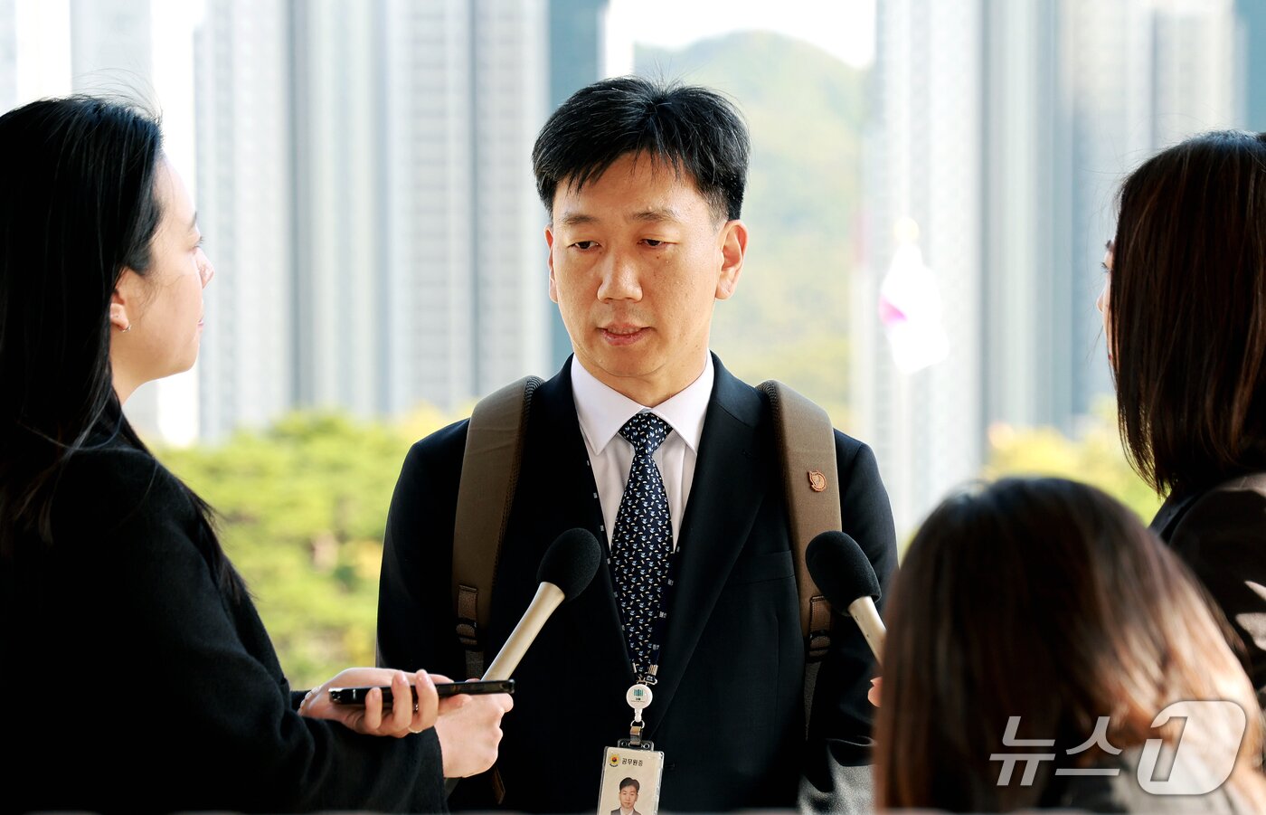 본문 이미지 - 김현우 전 수원지검 형사6부장이 21일 경기 과천 정부과천종합청사 법무부 차관 회의실에서 열리는 징계위원회에 출석하기 전 취재진 질문에 답하고 있다. 2026.10.21 ⓒ 뉴스1 이호윤 기자