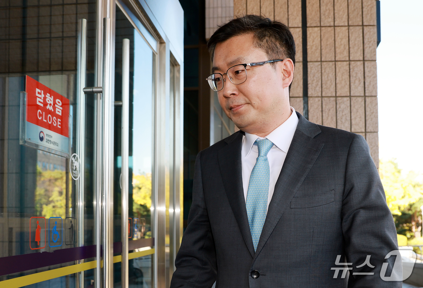 (과천=뉴스1) 이호윤 기자 = 서현욱 전 수원지검 형사6부장이 21일 경기 과천 정부과천종합청사 법무부 차관 회의실에서 열리는 징계위원회에 출석하고 있다. 2026.10.21/뉴 …