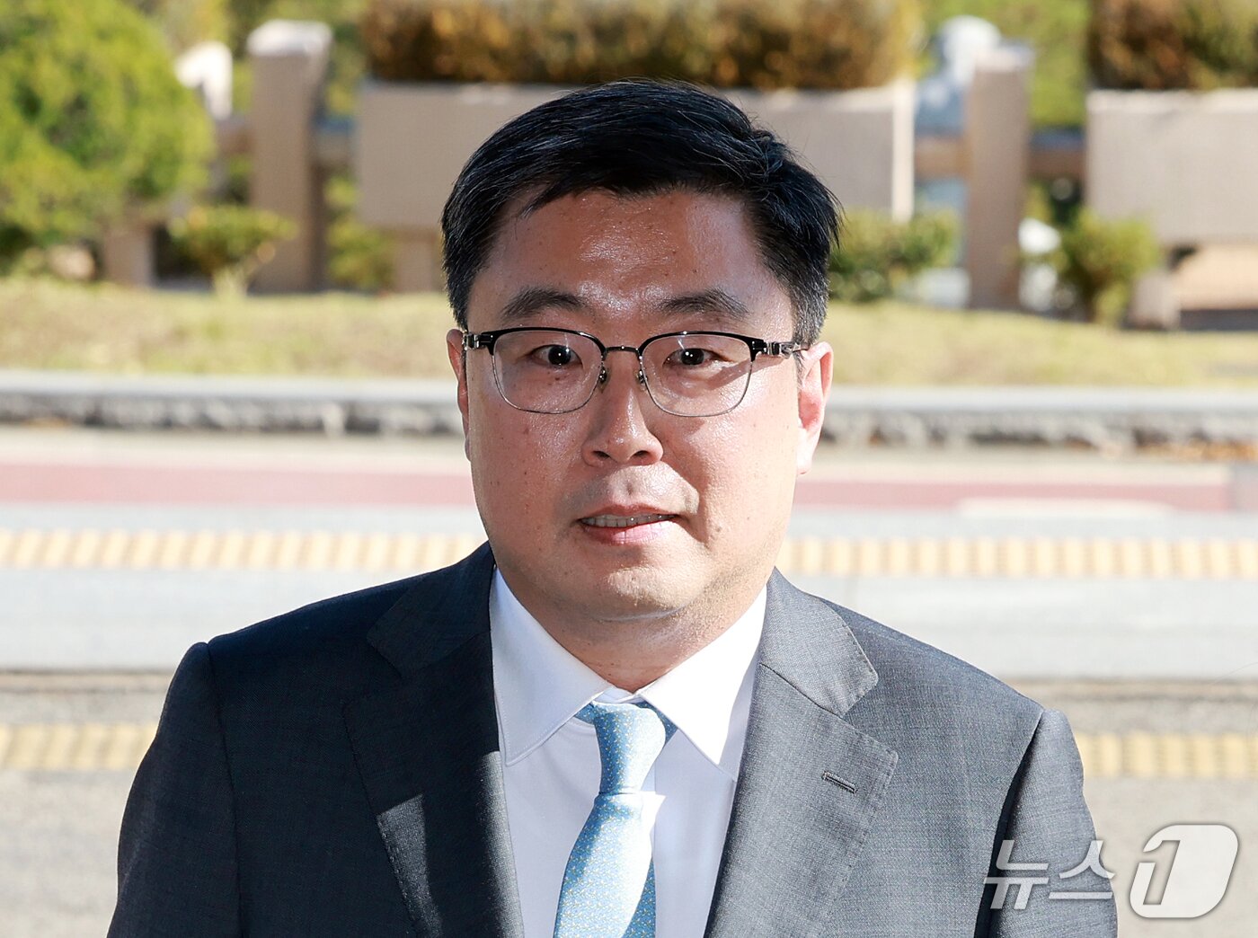 본문 이미지 - 서현욱 전 수원지검 형사6부장이 21일 경기 과천 정부과천종합청사 법무부 차관 회의실에서 열리는 징계위원회에 출석하기 전 취재진 질문에 답하고 있다. 2026.10.21 ⓒ 뉴스1 이호윤 기자