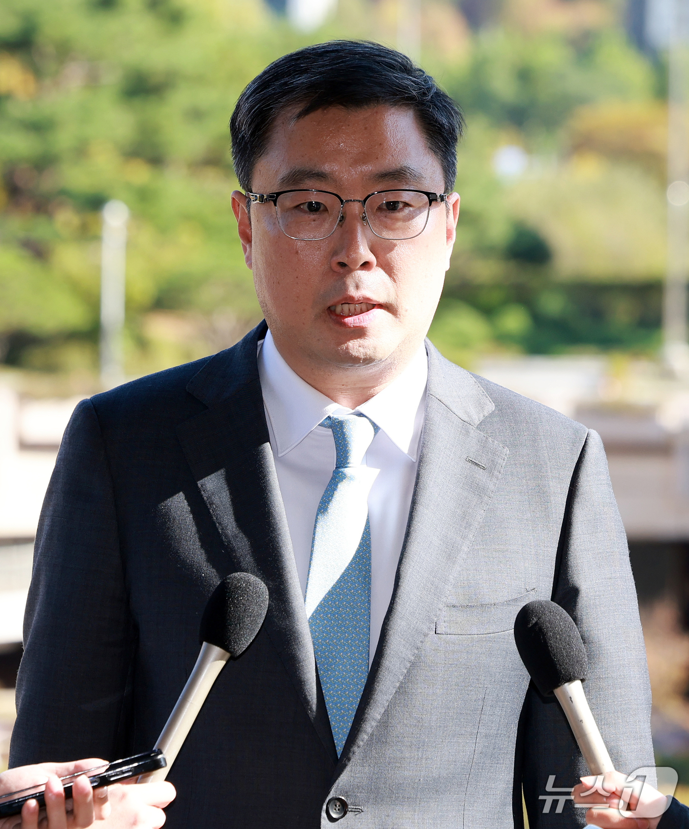 (과천=뉴스1) 이호윤 기자 = 서현욱 전 수원지검 형사6부장이 21일 경기 과천 정부과천종합청사 법무부 차관 회의실에서 열리는 징계위원회에 출석하기 전 취재진 질문에 답하고 있다 …