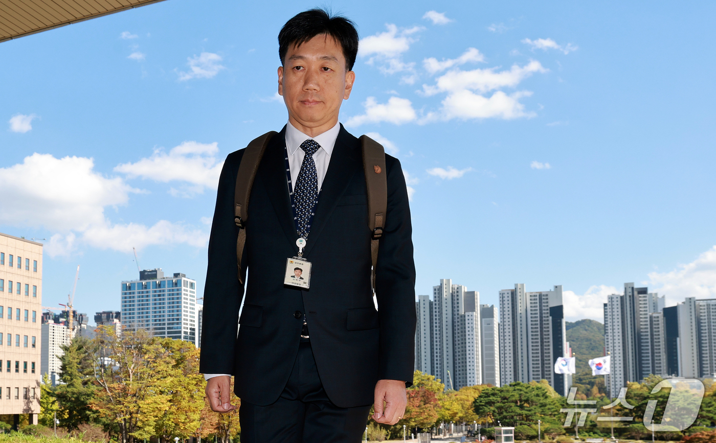 (과천=뉴스1) 이호윤 기자 = 김현우 전 수원지검 형사6부장이 21일 경기 과천 정부과천종합청사 법무부 차관 회의실에서 열리는 징계위원회에 출석하고 있다. 2026.10.21/뉴 …