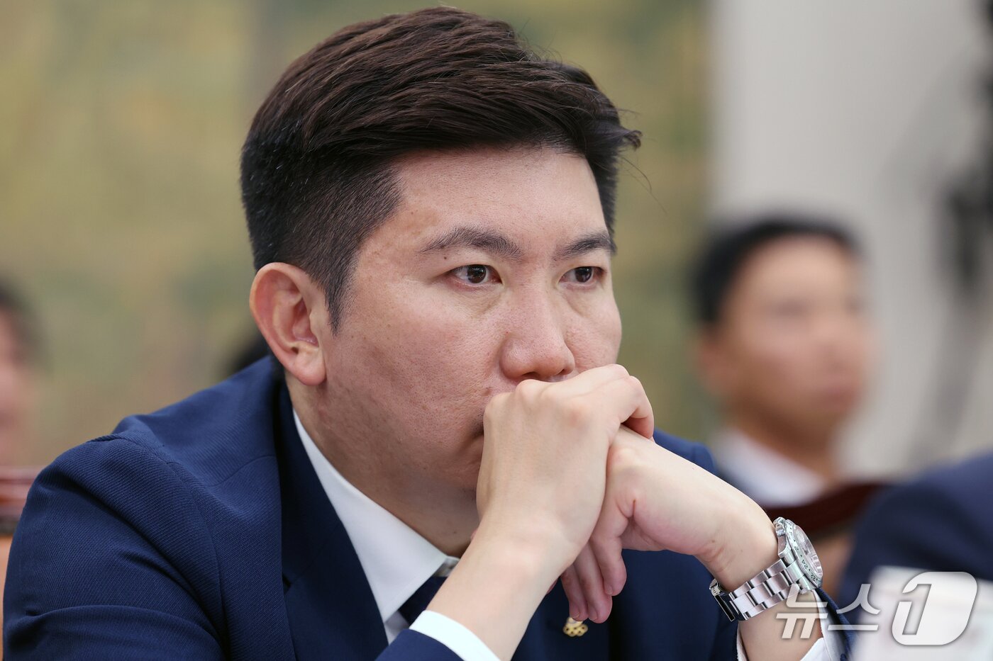 본문 이미지 - 유승민 대한체육회장이 21일 서울 여의도 국회 문화체육관광위원회에서 열린 대한체육회 등에 대한 국정감사에서 생각에 잠겨 있다. 2026.10.21 ⓒ 뉴스1 황기선 기자