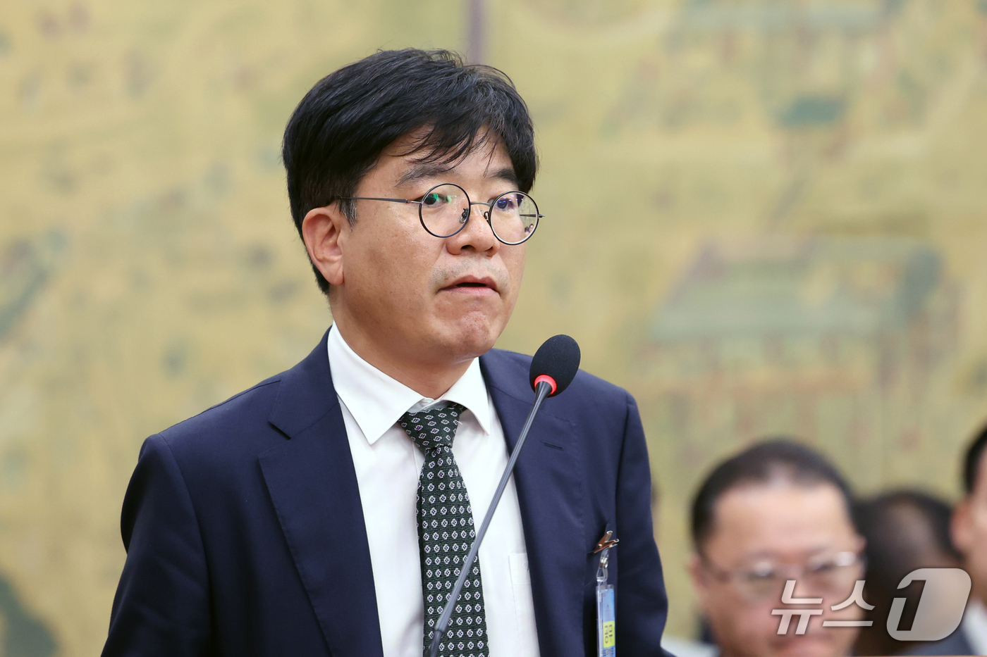 (서울=뉴스1) 황기선 기자 = 유병욱 한국마사회 홍보실장이 21일 서울 여의도 국회 문화체육관광위원회에서 열린 대한체육회 등에 대한 국정감사에서 참고인을 출석, 의원 질의에 답하 …
