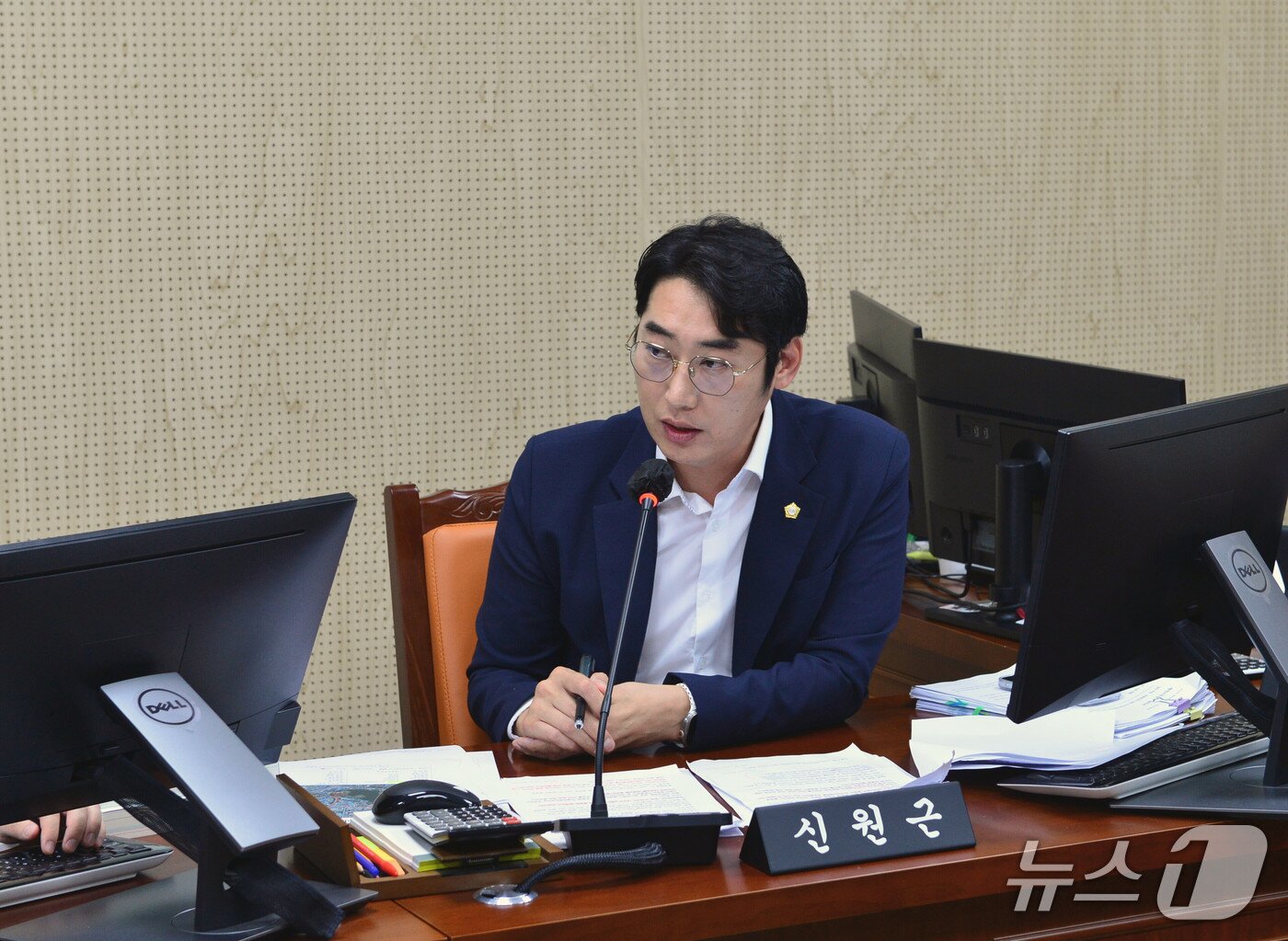 본문 이미지 - 신원근 북구의원이 지난 20일 안전도시위원회 하천방재과 행정사무감사에서 문흥동성당 일원 우수저류시설의 준공 지연에 대해 질의하고 있다.(전남광주 북구의회 제공. 재판매 및 DB 금지)