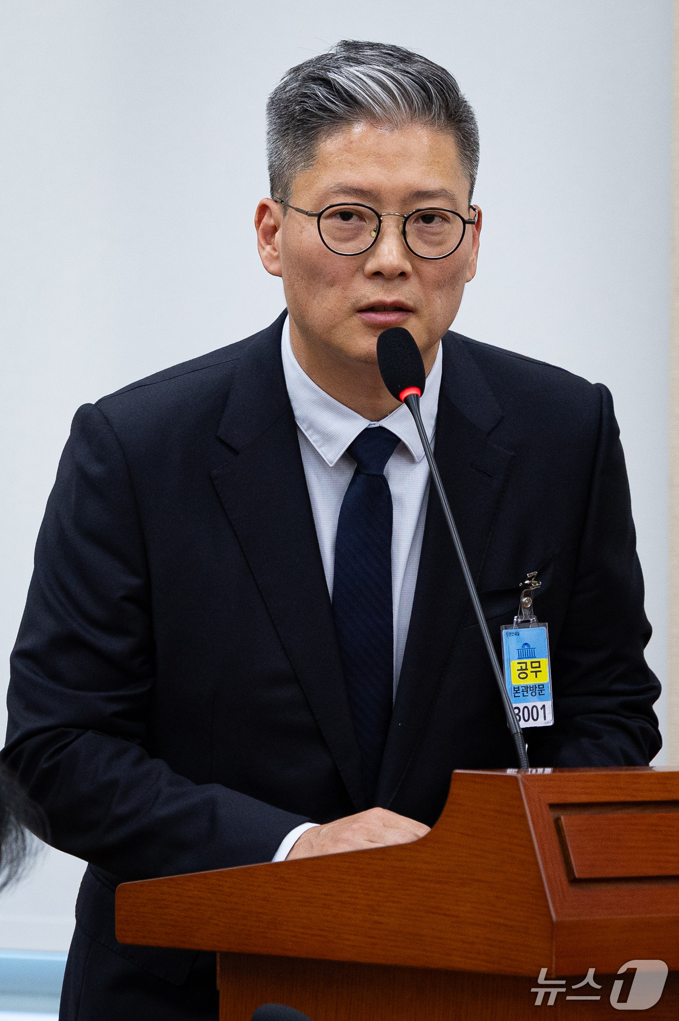 (서울=뉴스1) 유승관 기자 = 한경록 한솔제지 대표가 21일 서울 여의도 국회에서 열린 정무위원회의 국가보훈부, 국무조정실 등에 대한 국정감사 종합감사에 일반증인으로 출석해 의원 …