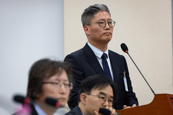 [국감] 굳은 표정으로 질의 듣는 한경록 한솔제지 대표