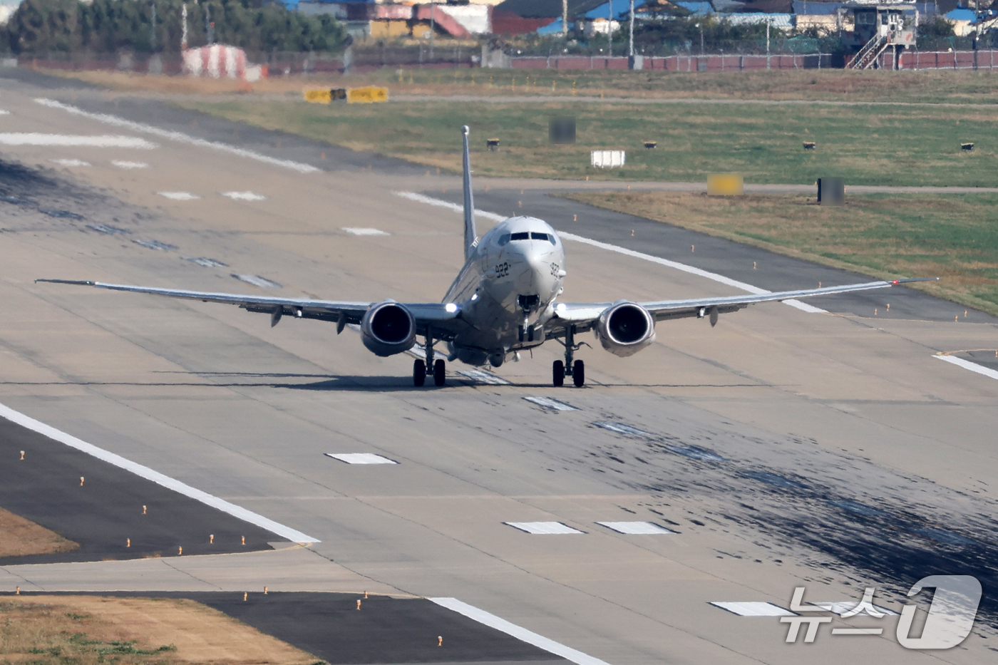 (포항=뉴스1) 최창호 기자 = 21일 대한민국 해군항공사령부 소속 P-8A(포세이돈) 해상초계기가 해상 경계를 임무를 위해 포항기지에서 이륙하고 있다.P-8A 해상초계기는 정부가 …