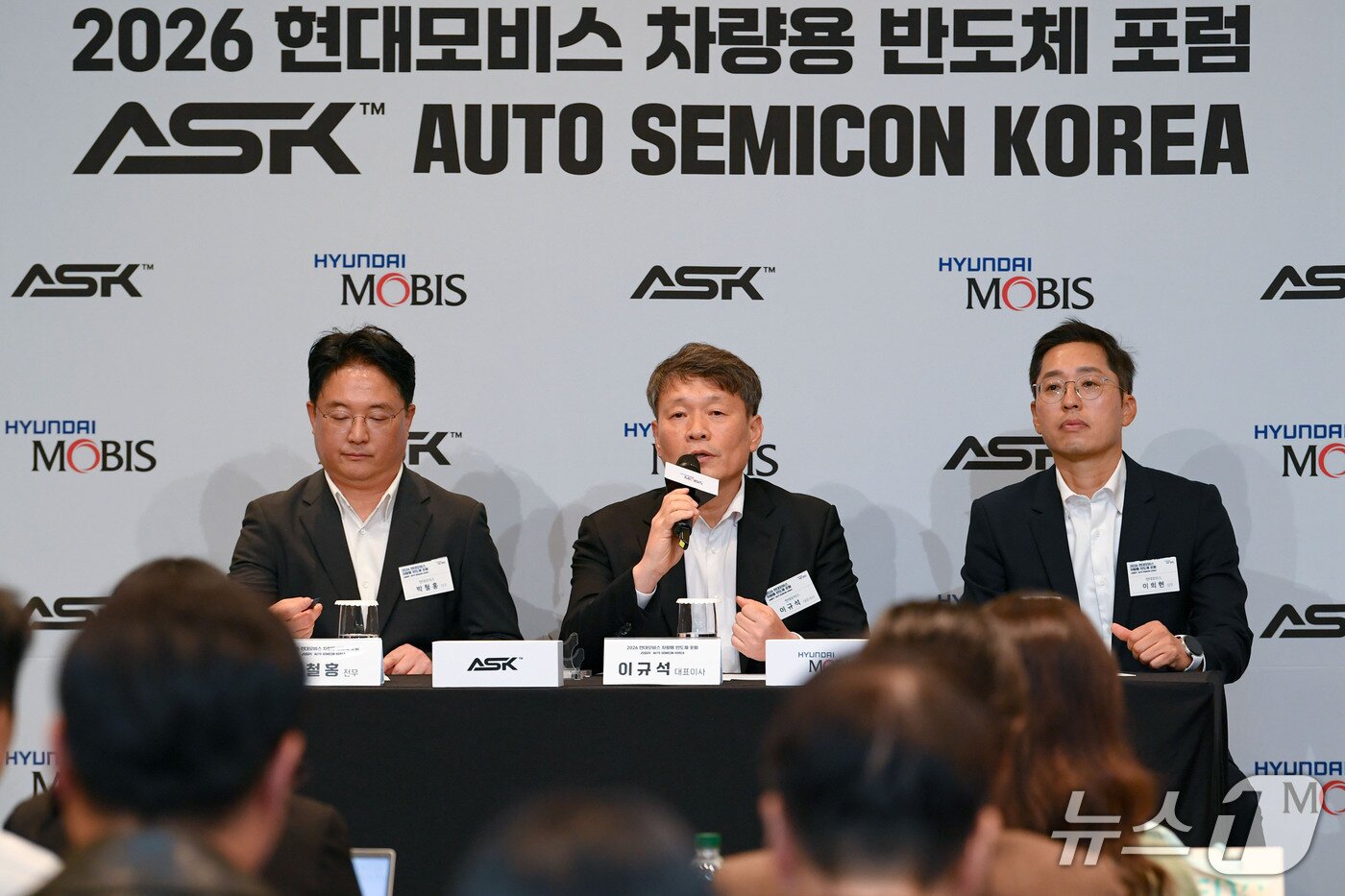 본문 이미지 - 이규석 현대모비스 대표이사 사장이 21일 경기 성남 판교 호텔에서 열린 제2회 현대모비스 차량용 반도체 포럼(ASK) 기자간담회에서 취재진 질의에 답변하고 있다.(현대모비스 제공) 2026.10.21.