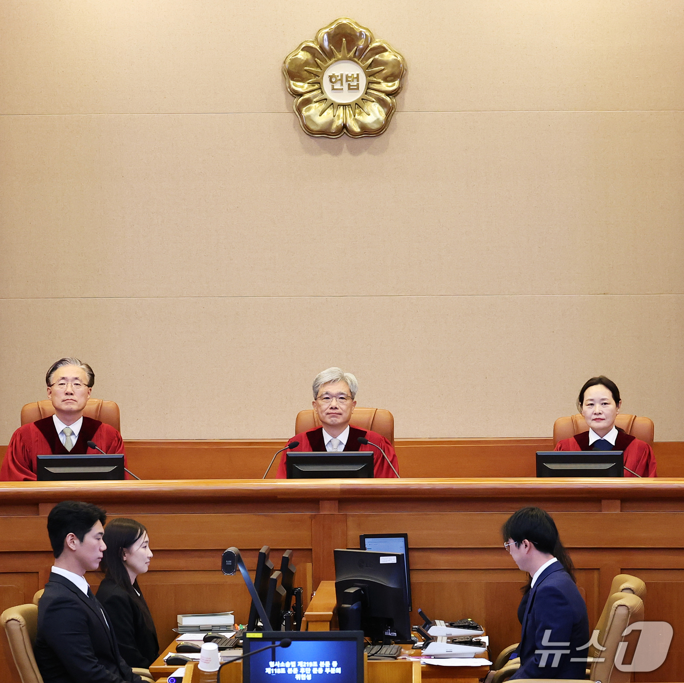 (서울=뉴스1) 오대일 기자 = 김상환 헌법재판소장을 비롯한 헌법재판관들이 21일 오후 서울 종로구 헌법재판소 대심판정에서 열린 '압수수색 영장 미교부' 재판소원 공개 변론에 참석 …
