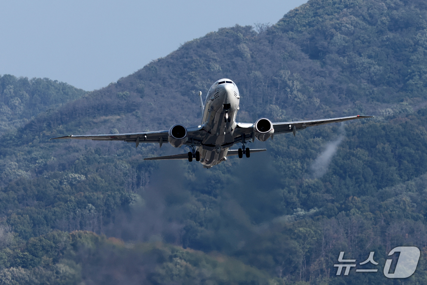 (포항=뉴스1) 최창호 기자 = 21일 대한민국 해군항공사령부 소속 P-8A(포세이돈) 해상초계기가 해상 경계를 임무를 위해 포항기지에서 이륙하고 있다.P-8A 해상초계기는 정부가 …