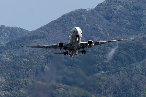 이륙하는 해군 P-8A 해상초계기