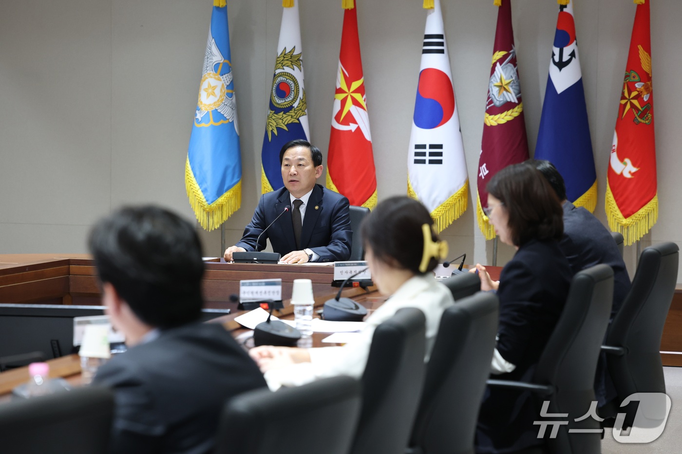 (서울=뉴스1) = 이두희 국방부 차관이 21일 오후 서울 용산구 국방부 청사에서 ‘군내 자살사고 예방체계 점검 회의’를 주재하고 있다. (국방부 제공. 재판매 및 DB 금지) 2 …