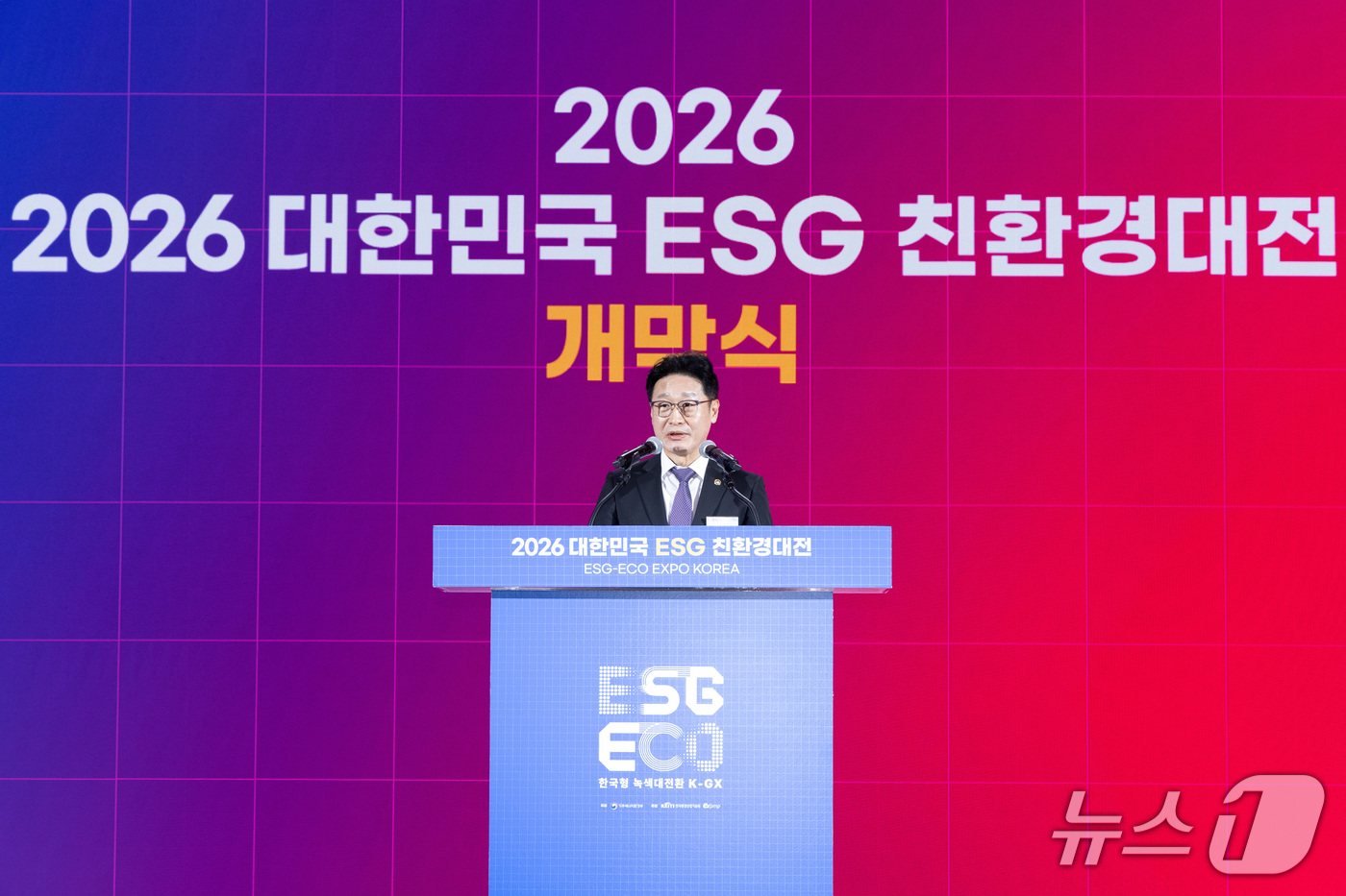 (서울=뉴스1) = 이호현 기후에너지환경부 2차관이 21일 서울 강남구 코엑스에서 열린 2026 대한민국 ESG 친환경대전 개막식에서 환영사를 하고 있다. (기후에너지환경부 제공. …
