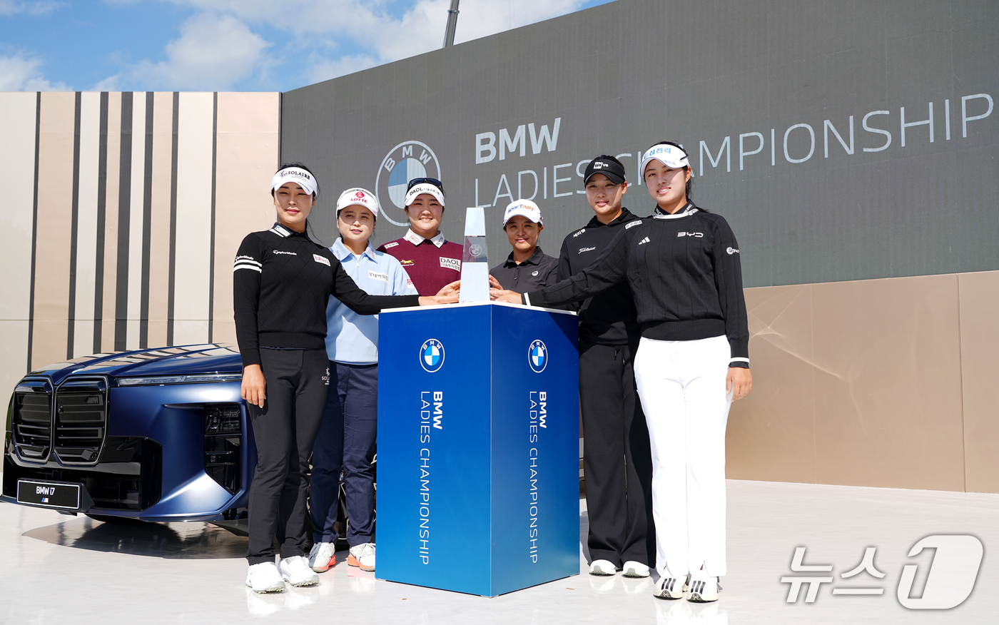 BMW 레이디스 챔피언십 2026 우승 트로피와 출전 선수들