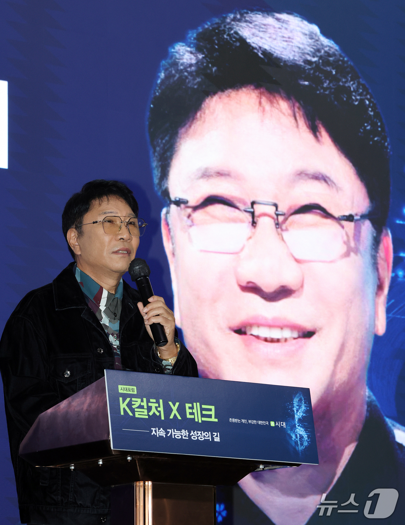 (서울=뉴스1) 김진환 기자 = 이수만 A2O엔터테인먼트 키 프로듀서가 21일 오후 서울 서초구 세빛섬 컨벤션센터에서 동행미디어 시대 주최로 열린 시대포럼 'K컬처×테크: 지속 가 …