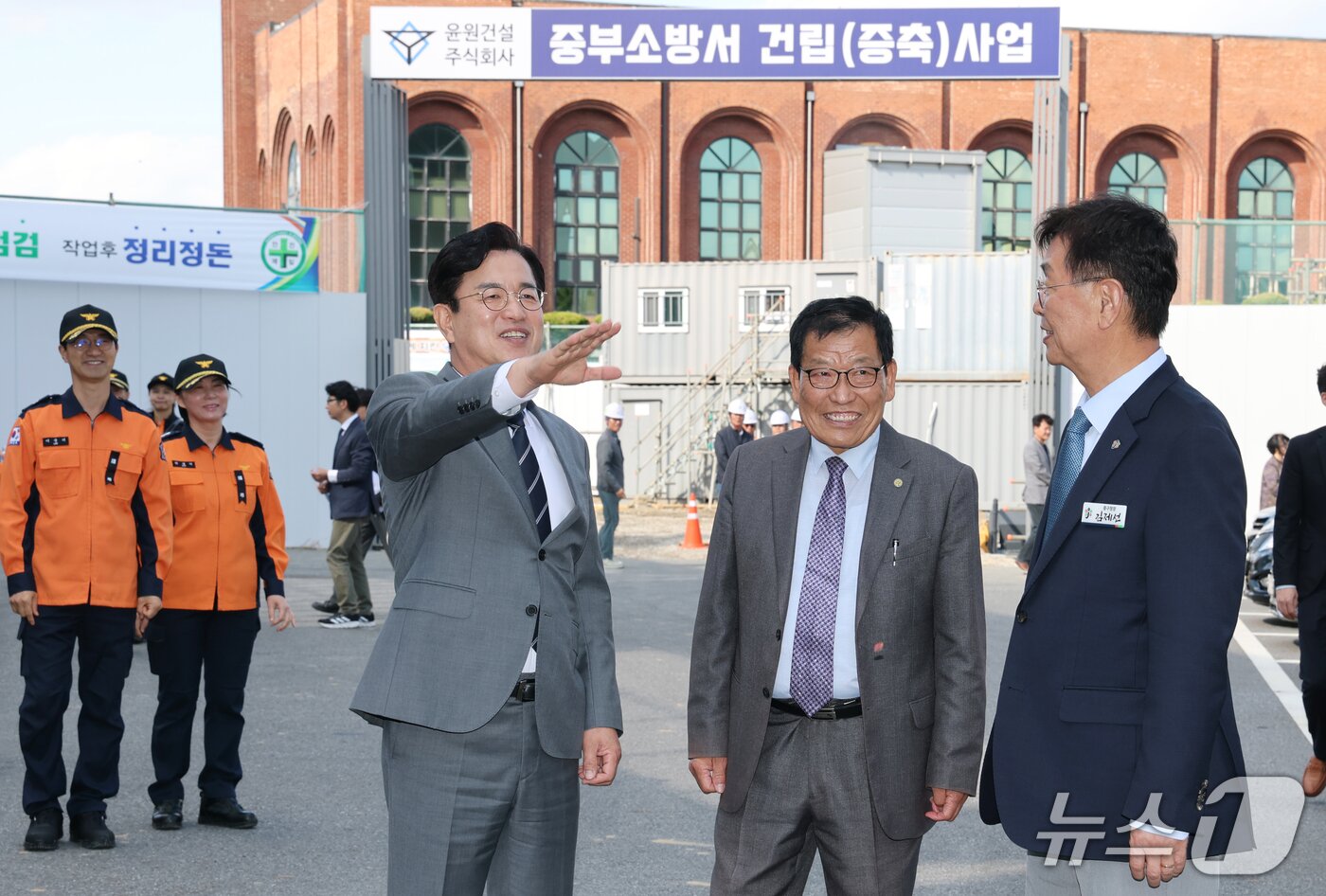 본문 이미지 - 허태정 대전시장이 21일 대전 중구 중부소방서 건립지를 찾아 자치구 상생공감투어 현장 점검을 하고 있다. 2026.10.21 ⓒ 뉴스1 김기태 기자